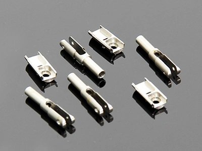 Pines del conector electrónico